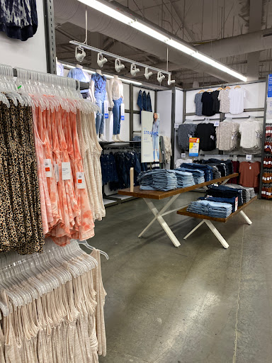 Clothing Store «Old Navy», reviews and photos, 634 Spectrum Center Dr, Irvine, CA 92618, USA