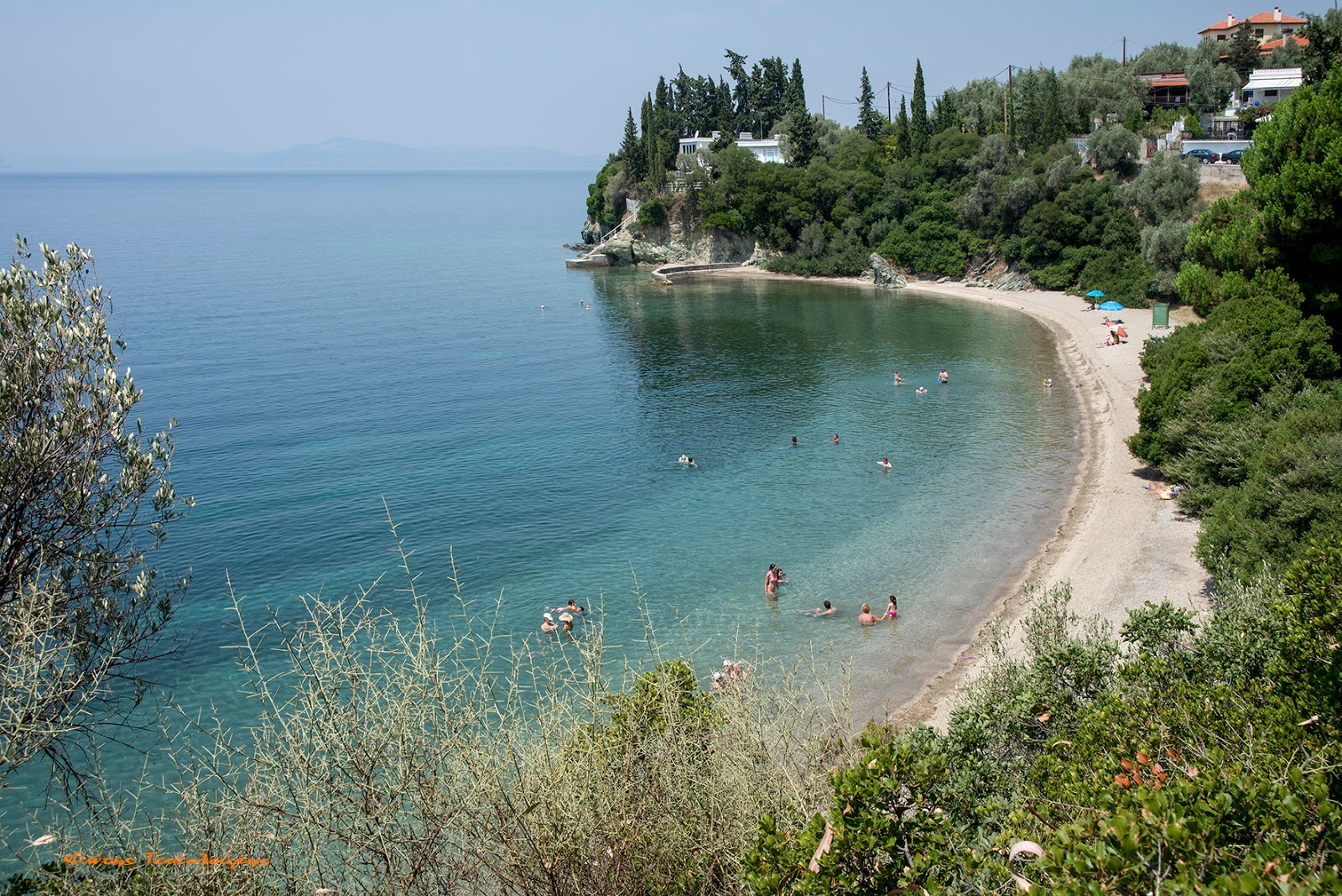 Foto di Lagoudi beach con una superficie del piccoli ciottoli marroni