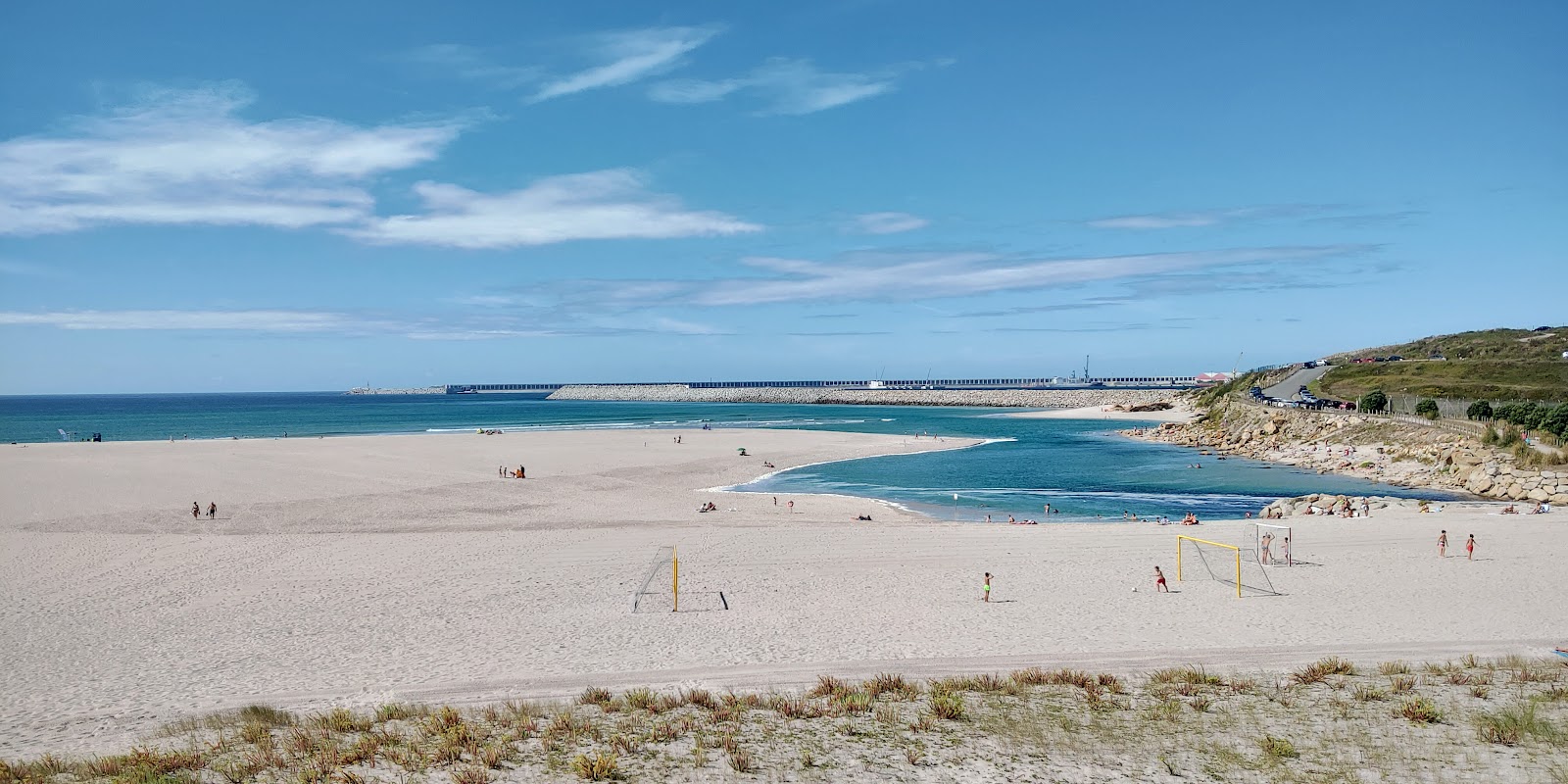 Foto de Praia de Sabon con arena blanca superficie