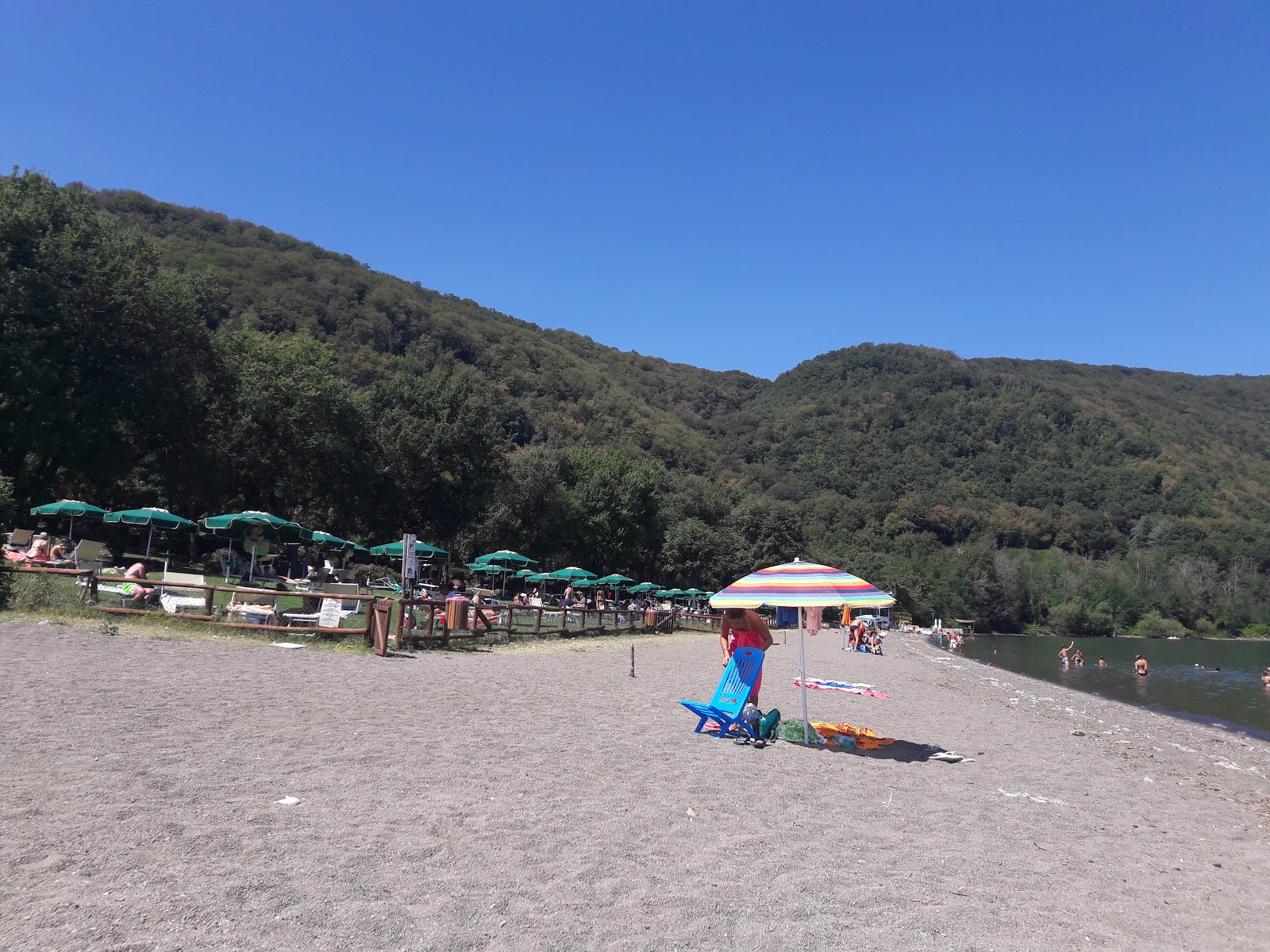 Valokuva Spiaggia del Riva Verde Stabilimentoista. tukeutunut kallioilla