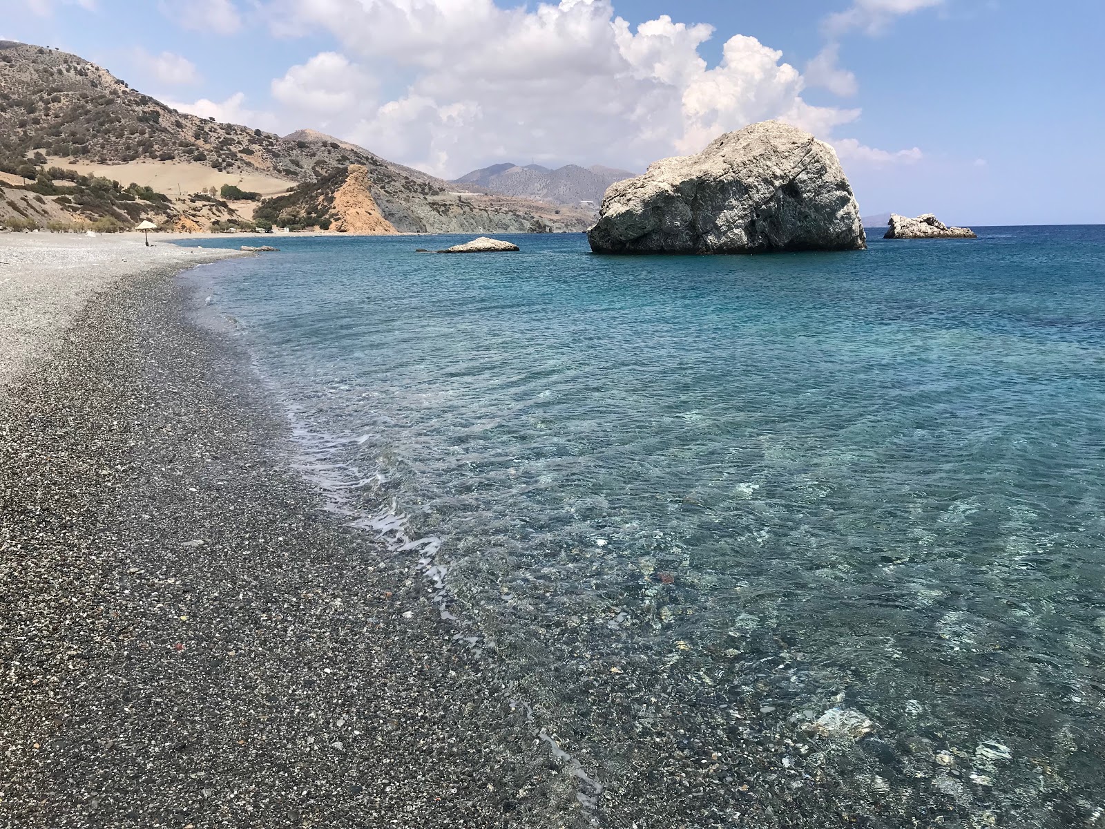 Foto av Makria Ammos med grå sten yta