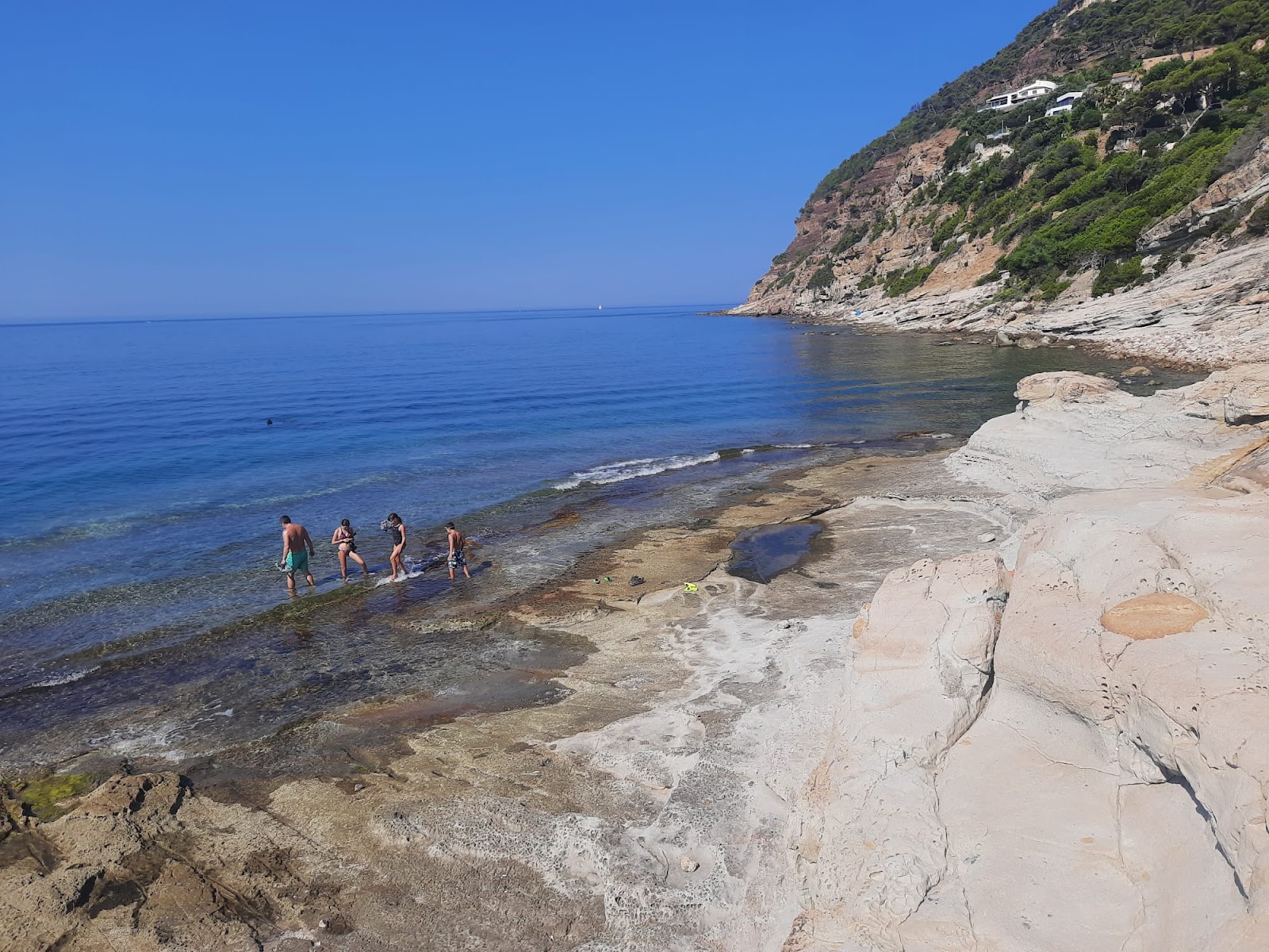 Foto von Plage du Bau Rouge mit felsiges gelände Oberfläche