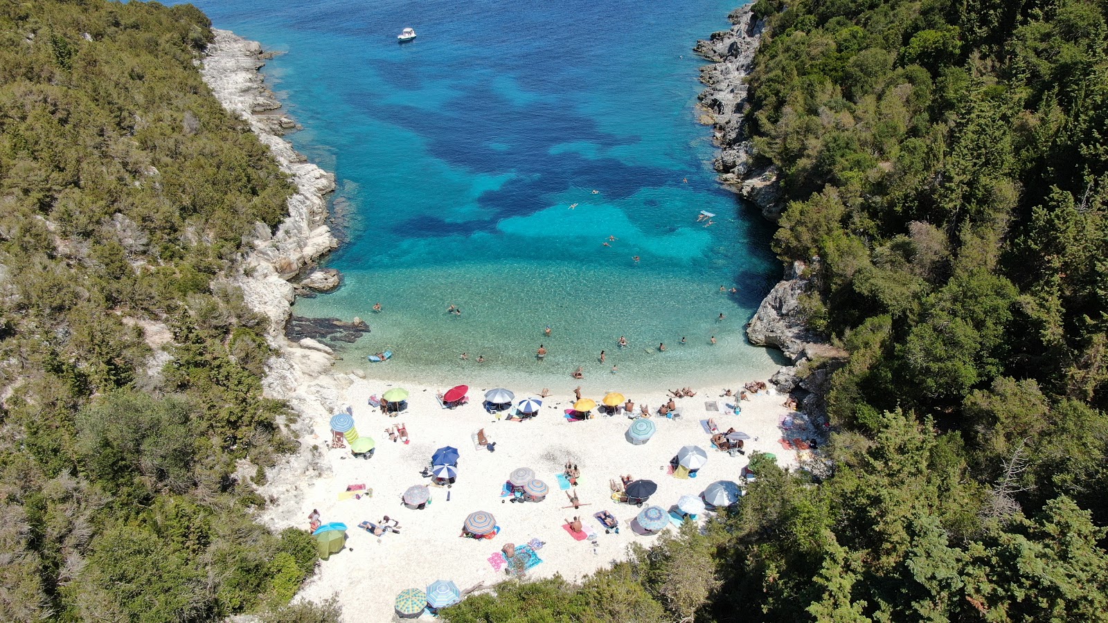 Fotografija Dafnoudi beach z majhen zaliv