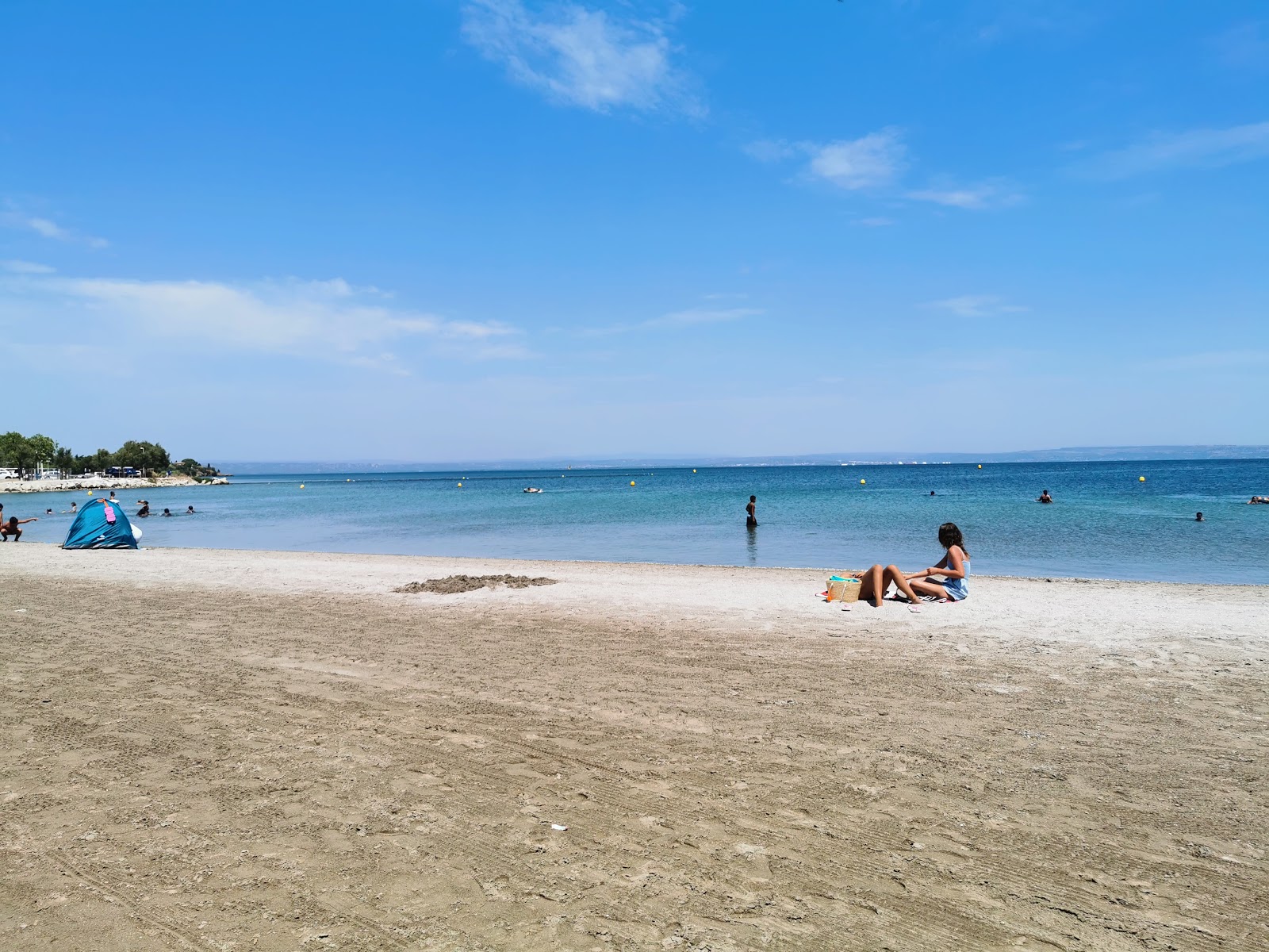 Foto di Plage de Ferrieres con una superficie del sabbia beige