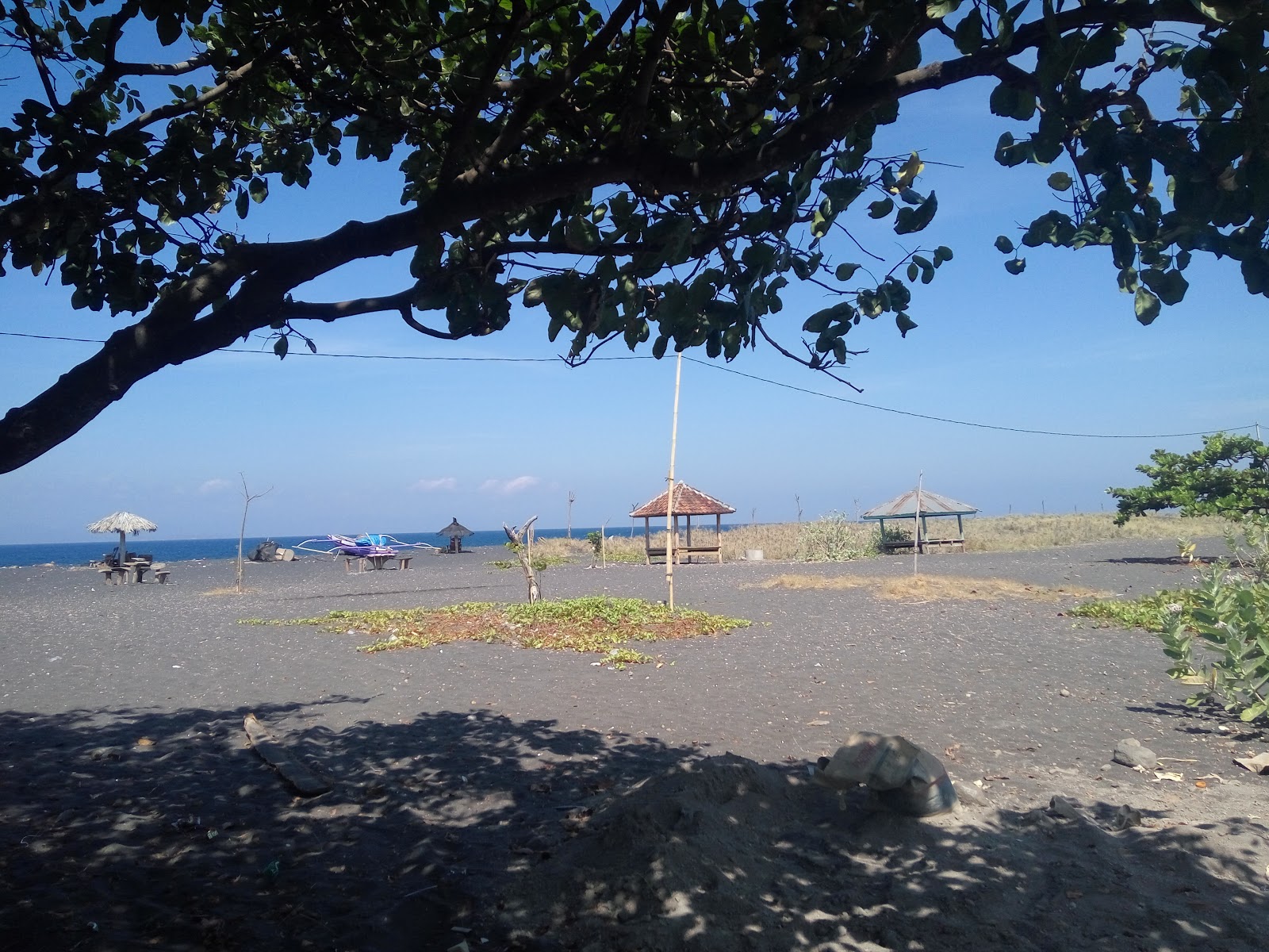 Photo de Kerakat Sukamulia Beach avec l'eau turquoise de surface