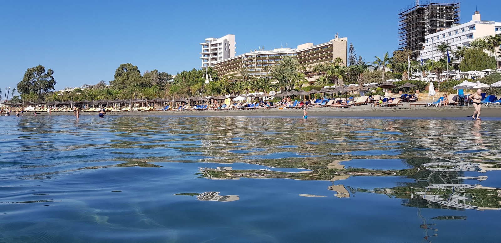 Aphrodite beach'in fotoğrafı kısmen otel alanı