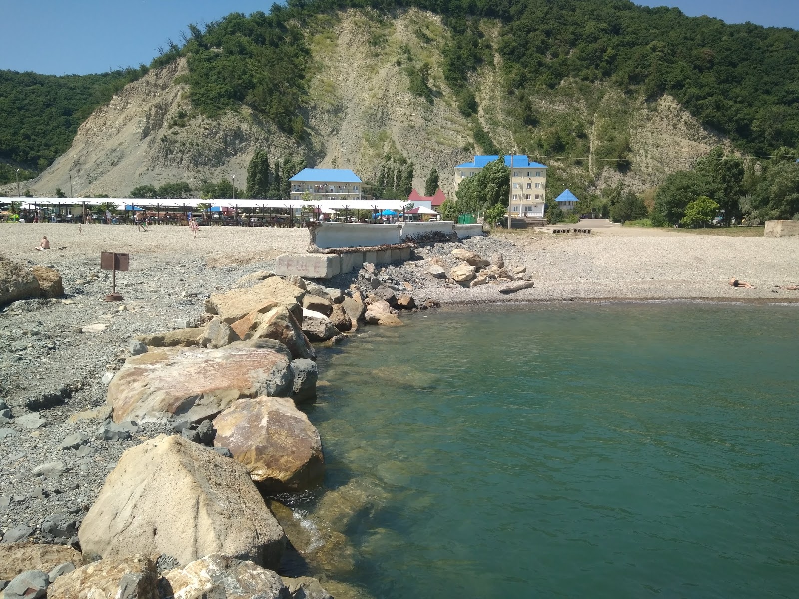 Fotografija Morskaya Volna beach z prostorni večplastni zalivi