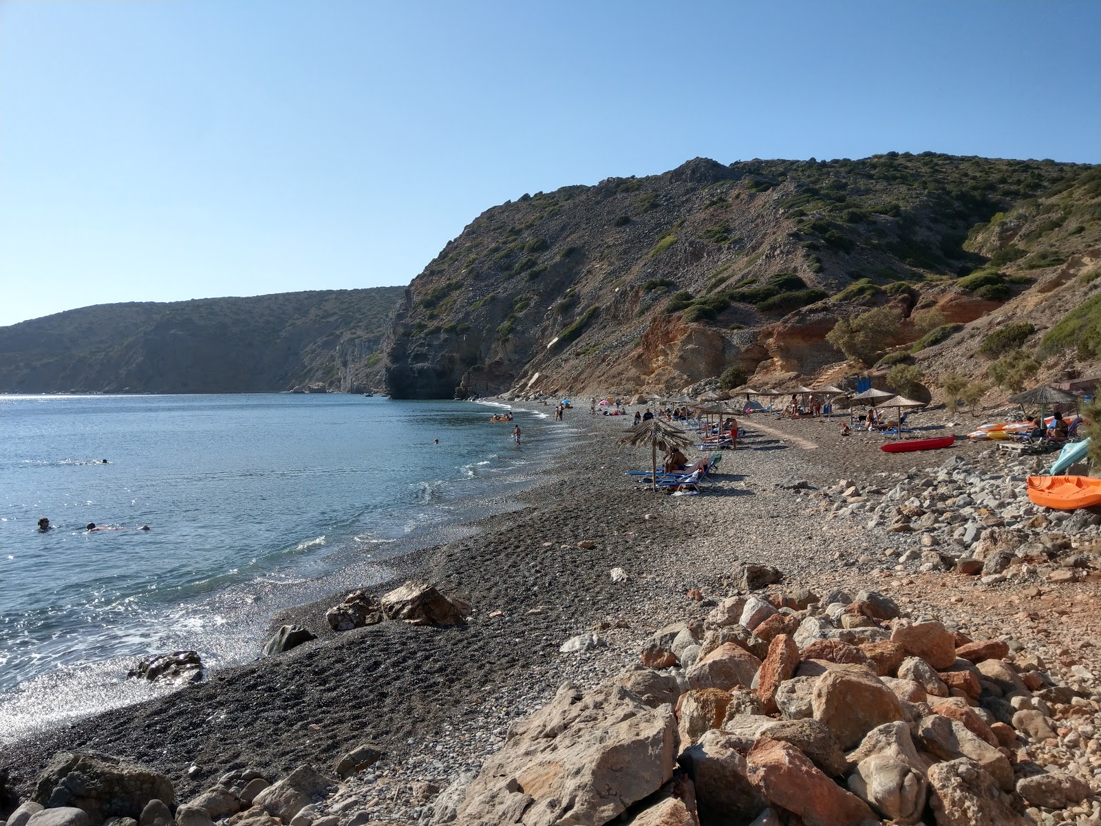 Fotografie cu Paralia Apothika cu o suprafață de pietricel maro