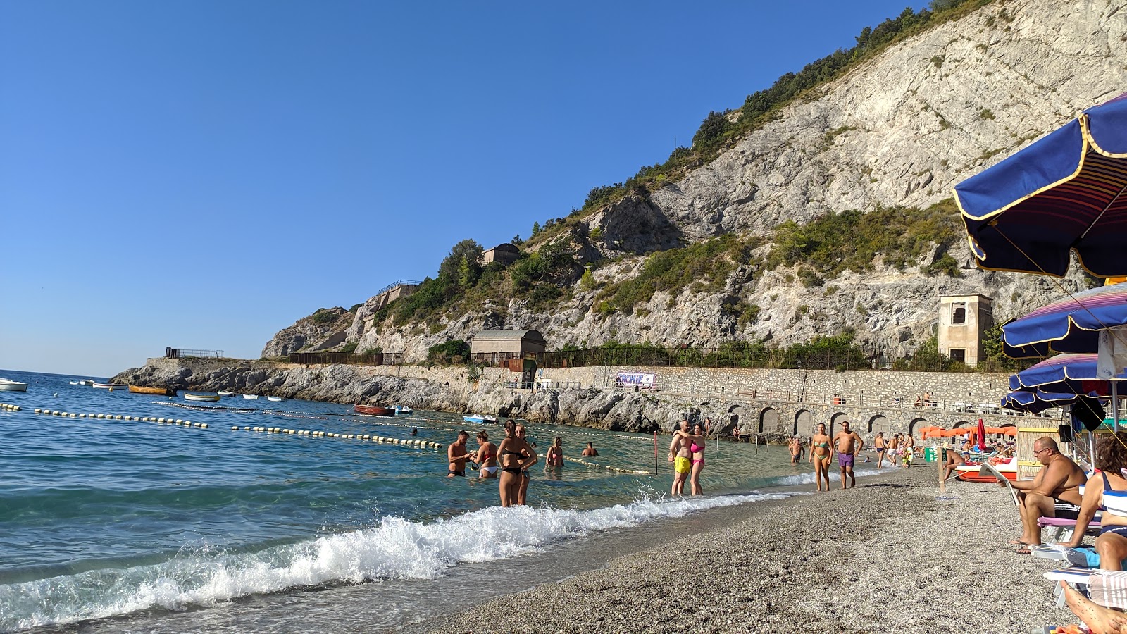 Foto van Erchie Strand met kleine baai