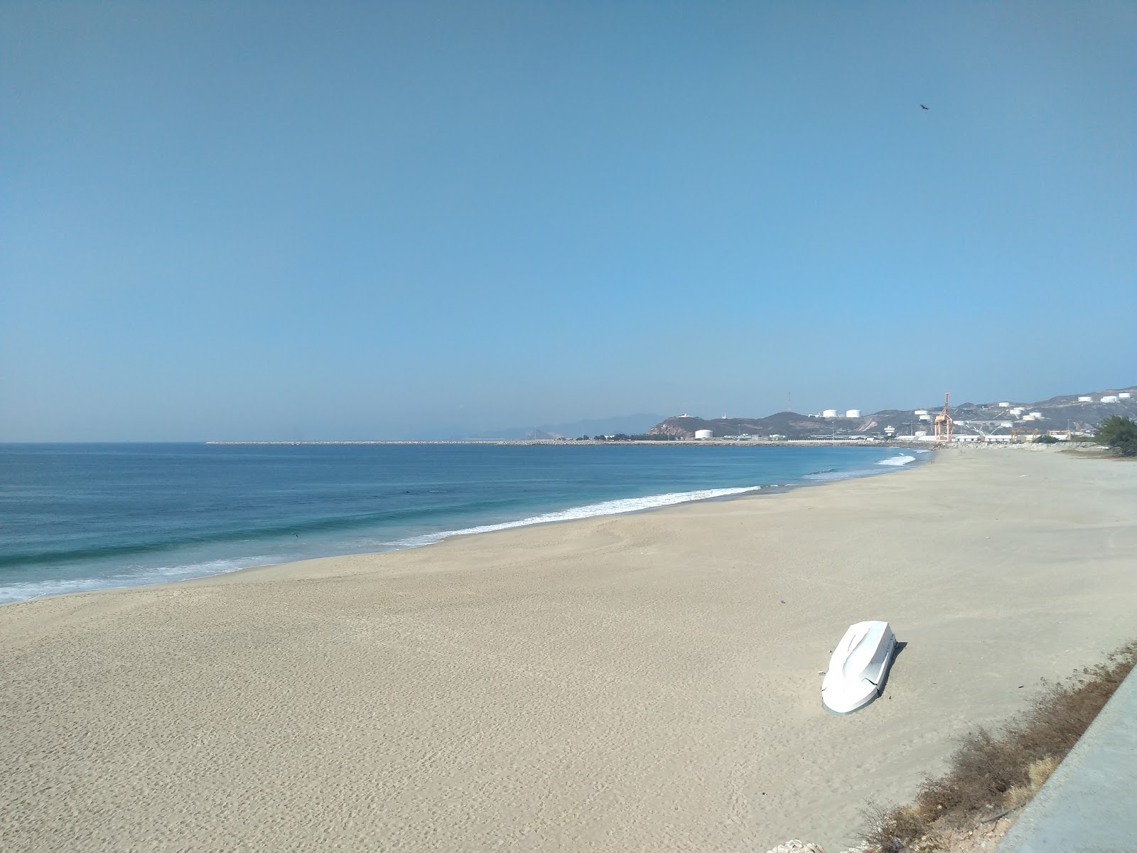 Foto av Salina Cruz beach omgiven av klippor