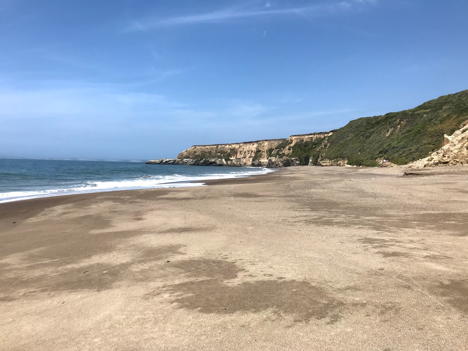 Fotografija Kelham Beach z turkizna voda površino