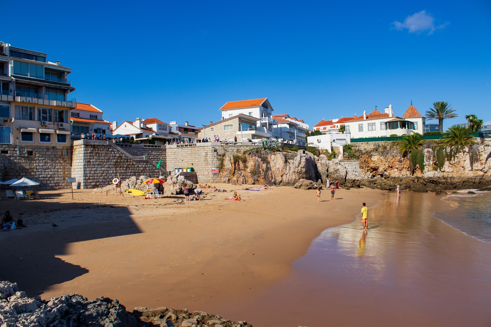 Foto von Praia da Rainha umgeben von Bergen