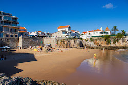 Praia da Rainha'in fotoğrafı dağlarla çevrili