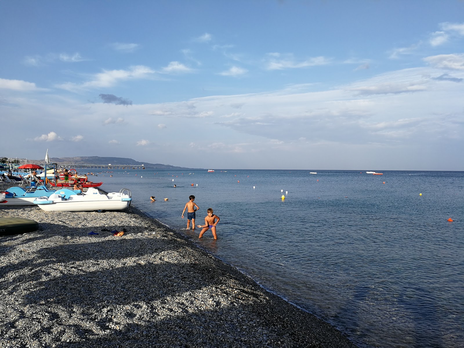 Valokuva Siderno beachista. sisältäen pitkä suora