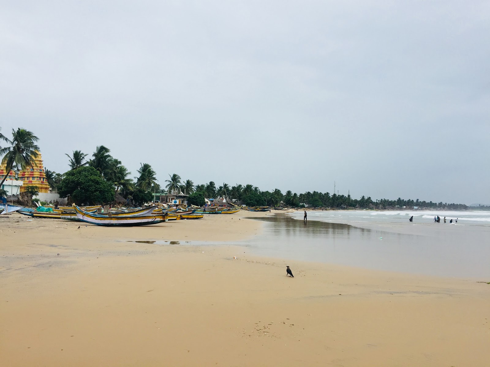Foto van Pudimadaka Beach met recht en lang