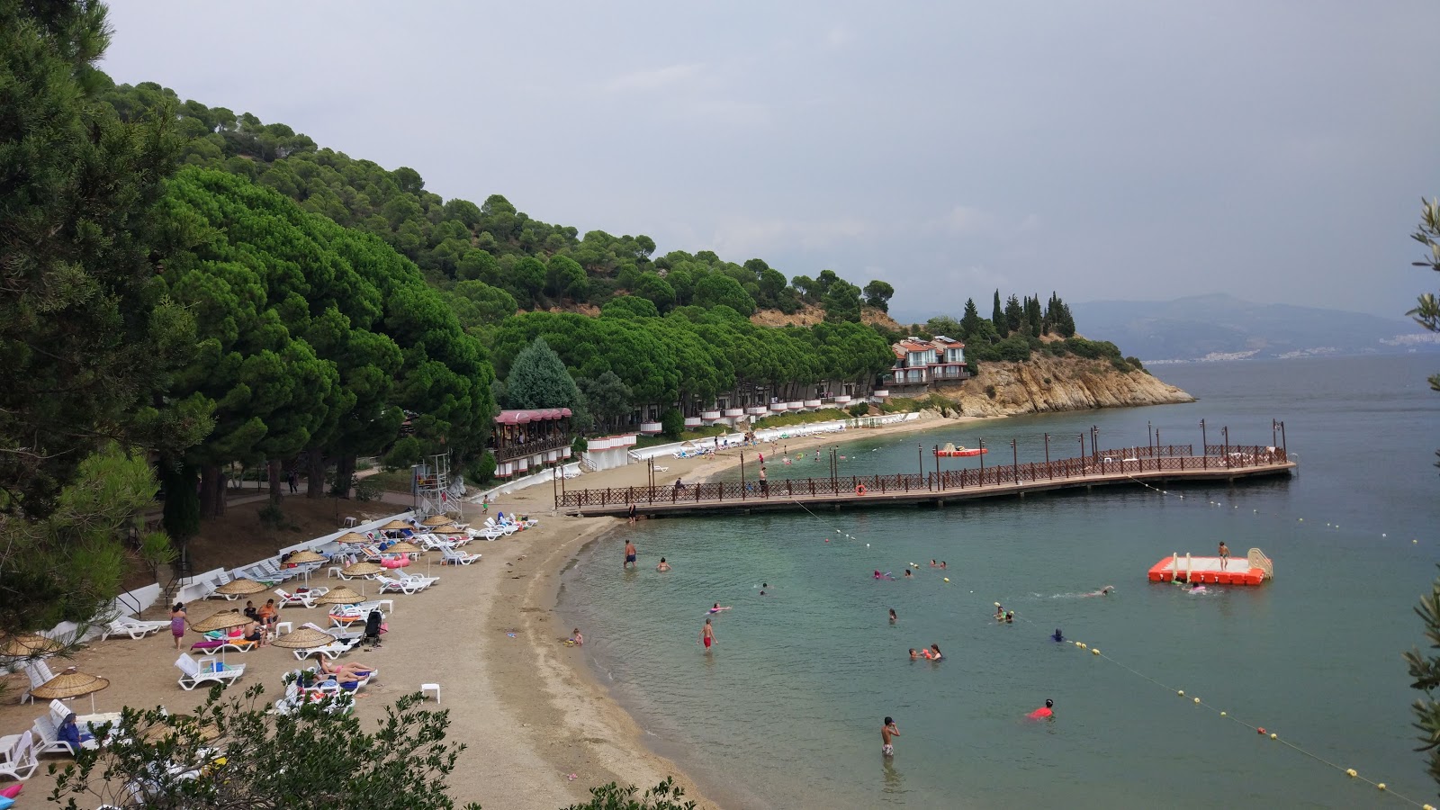 Foto von Karayollari Narli Kampi Beach mit beiger sand Oberfläche