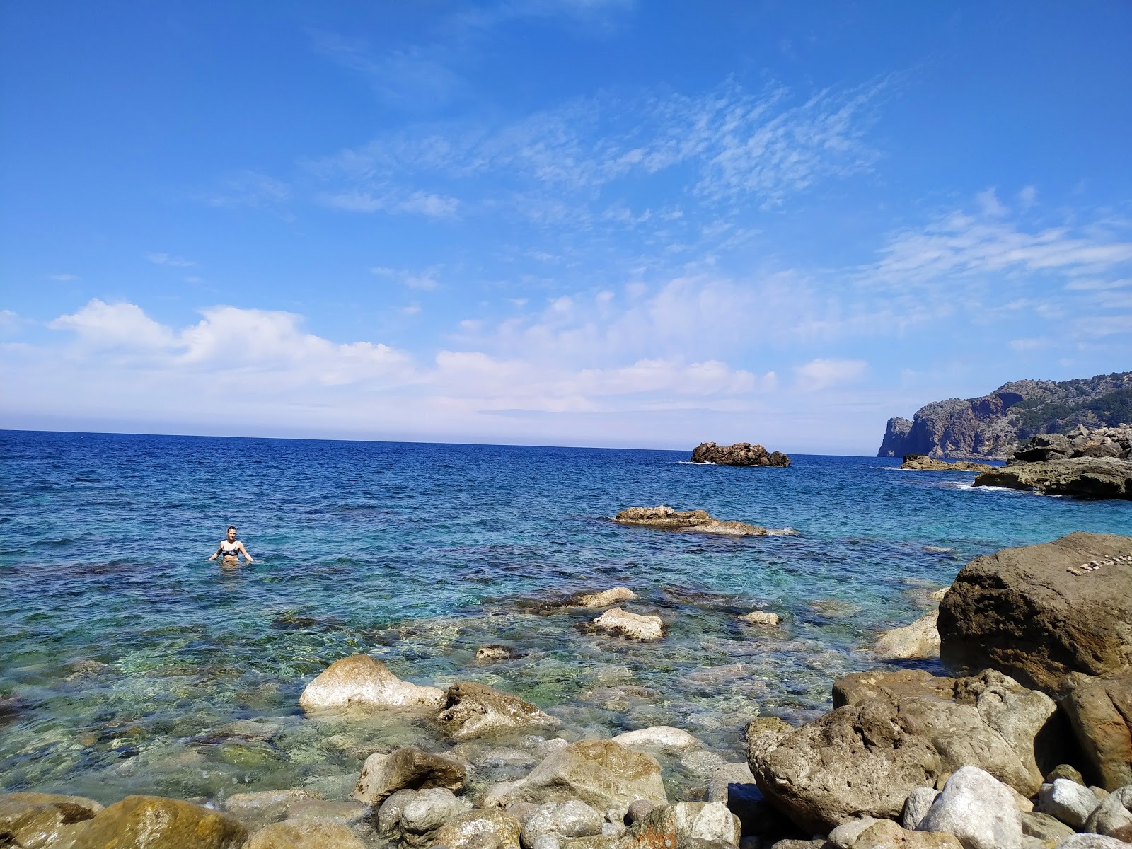 Foto von Playa Es Canyaret von Klippen umgeben