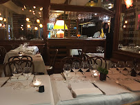 Atmosphère du Restaurant français Le Petit Saint Honoré à Paris - n°8