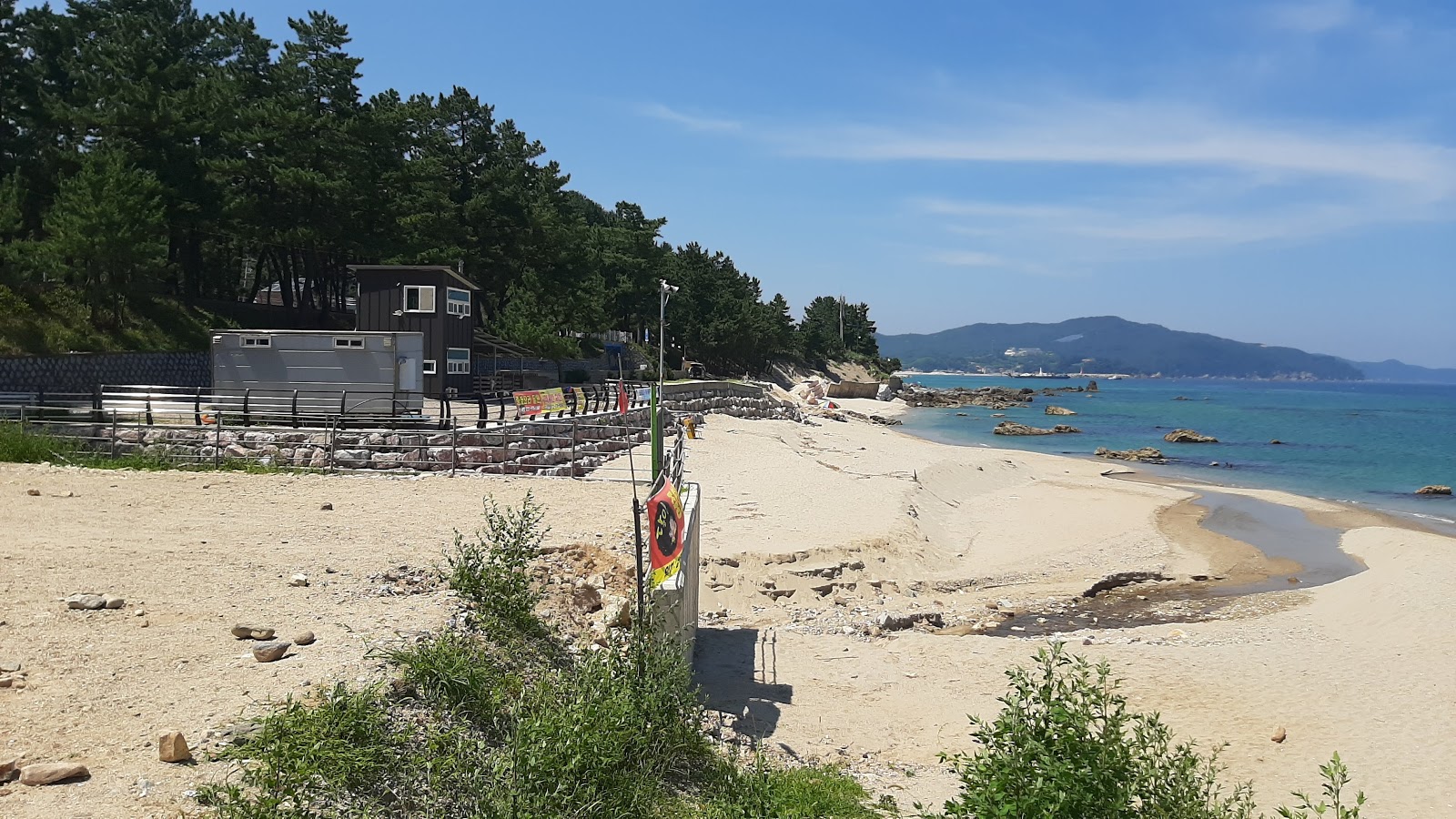 Zdjęcie Munam Beach otoczony górami