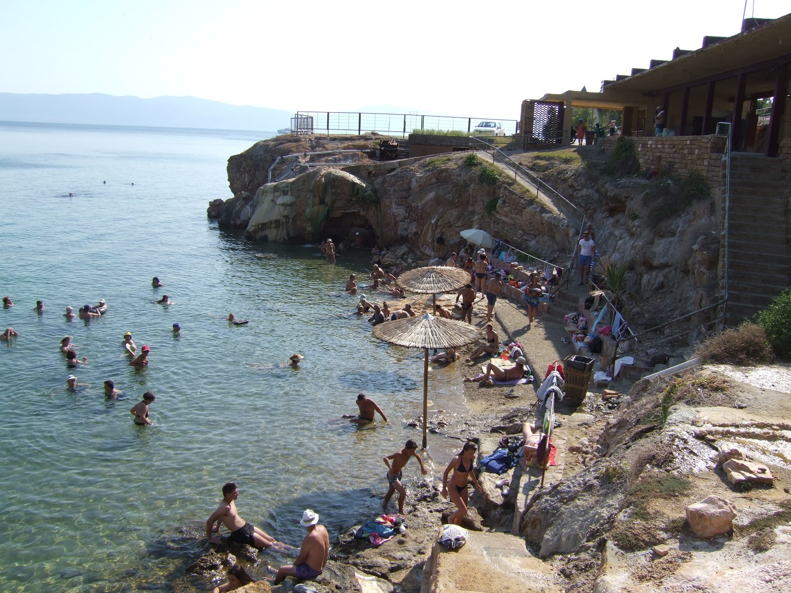 Foto de Loutra Edipsou beach con cala pequeña