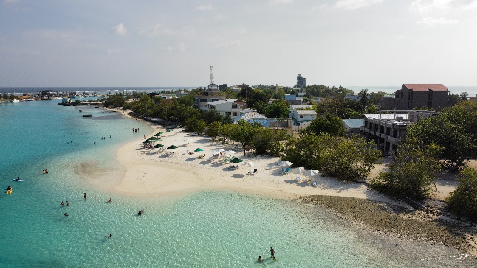 Fotografie cu Dhiffushi Kite Beach cu o suprafață de nisip alb