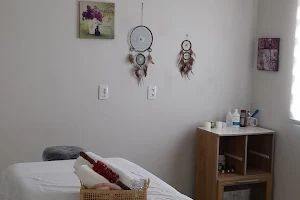 Nicole Freitas Massoterapeuta - Centro Divinópolis massagem relaxante drenagem linfática image