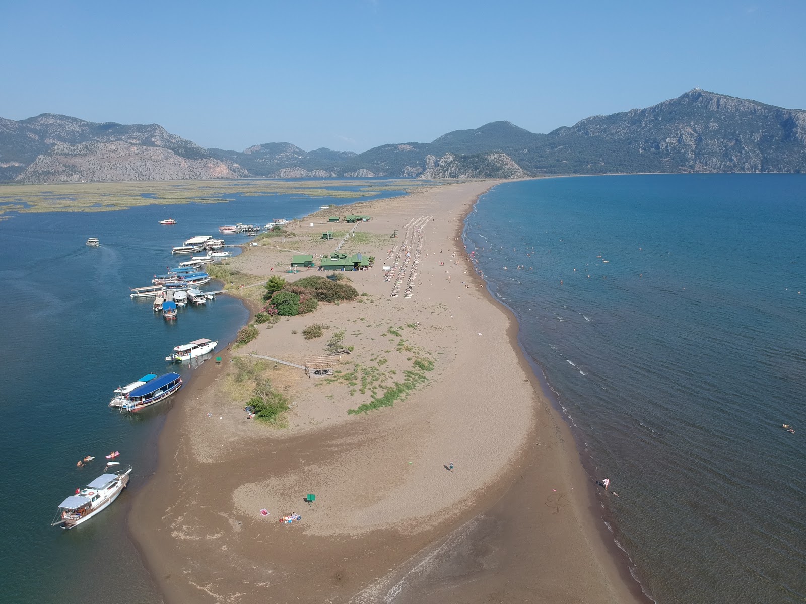 Foto av Iztuzu Stranden omgiven av klippor