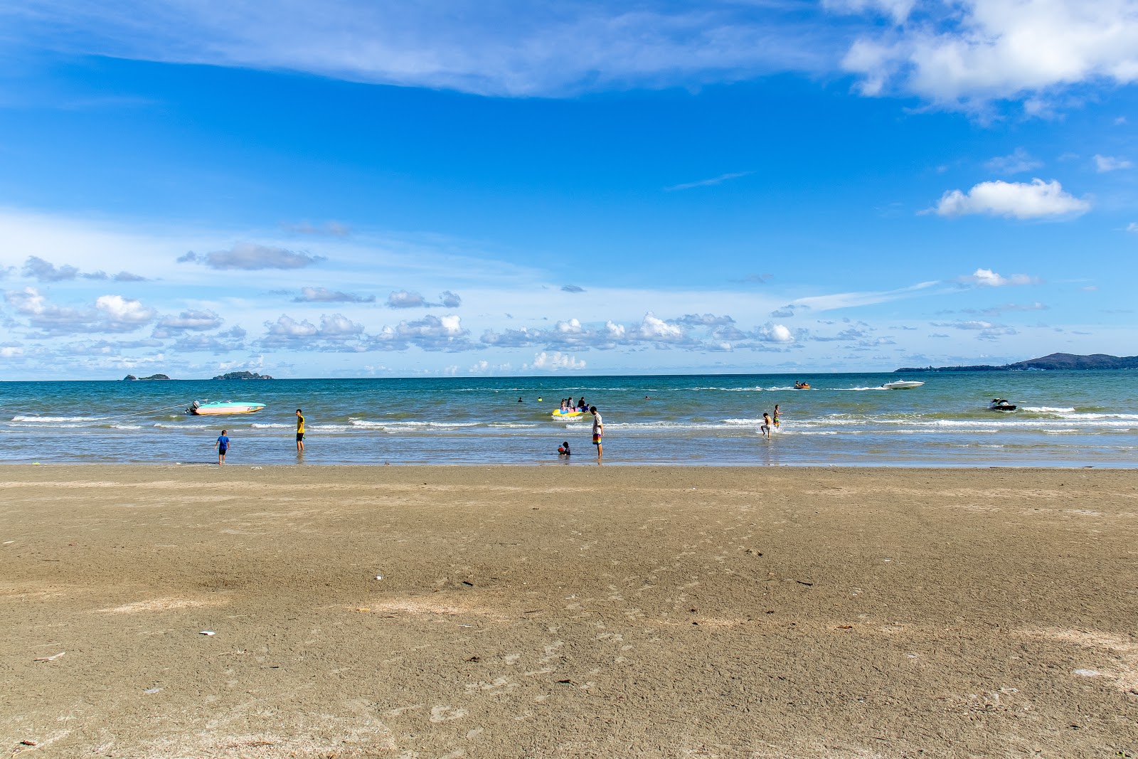 Suan Son Beach的照片 带有碧绿色纯水表面