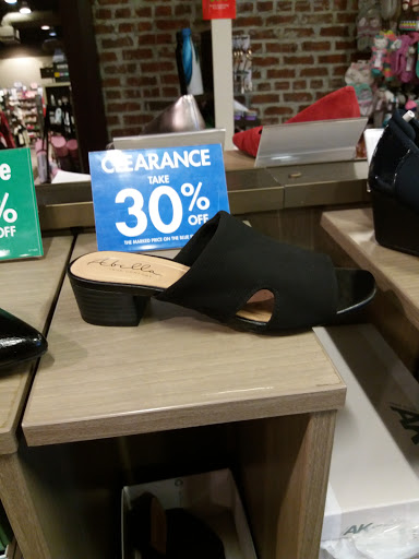 Shoe Store «DSW Designer Shoe Warehouse», reviews and photos, 17100 Southcenter Pkwy, Tukwila, WA 98188, USA