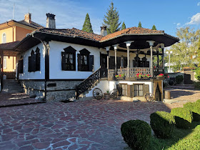 СТАИ ЗА ГОСТИ МУЗЕЯ | Хотел Златица | Самостоятелни стаи | Традиционен български стил | Градина