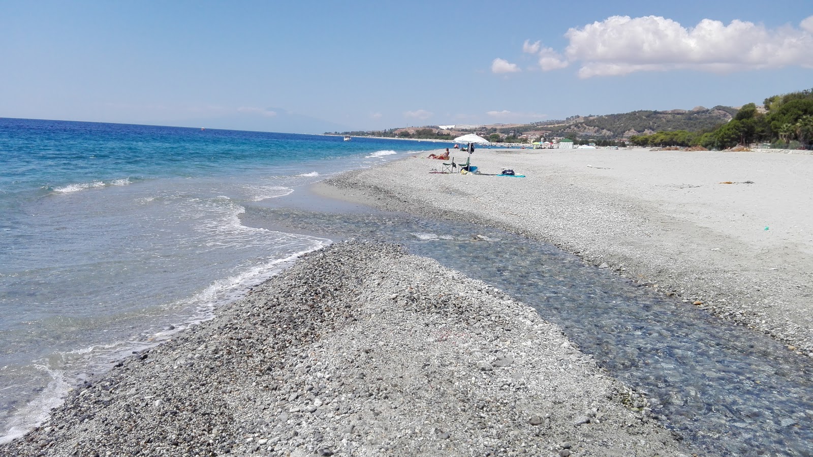 Spiaggia Cundufuri Marina的照片 带有灰色细卵石表面