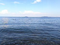 Foto von Paralia Panagitsas von Klippen umgeben