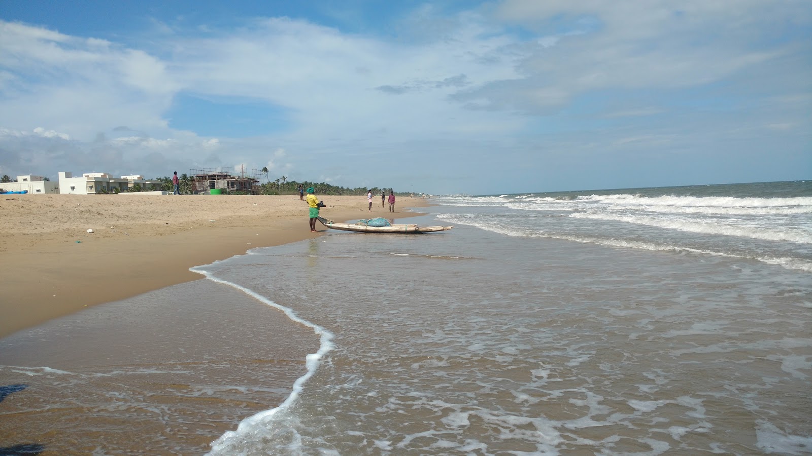Foto de Akkarai Beach - lugar popular entre os apreciadores de relaxamento