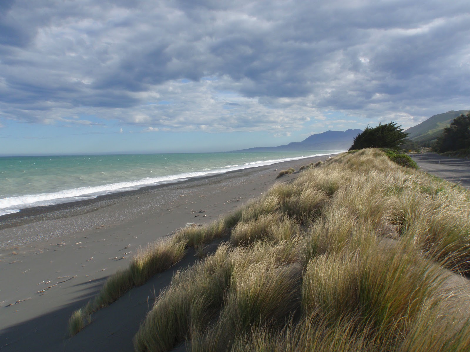 Foto de Black sand Beach con recta y larga