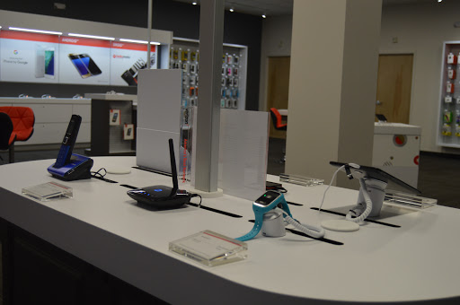 Cell Phone Store «Verizon Authorized Retailer / RW - Farmington, CT», reviews and photos, 855 Farmington Ave, Farmington, CT 06032, USA