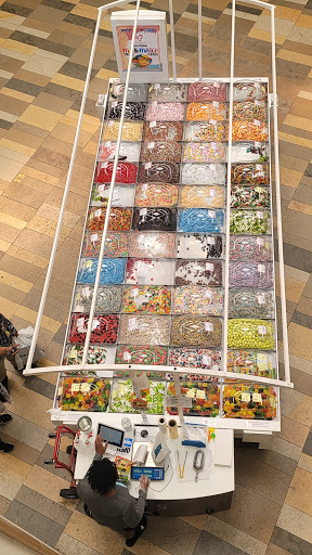 Shopping Mall «La Place Shopping Center», reviews and photos, 2101 Richmond Rd, Beachwood, OH 44122, USA