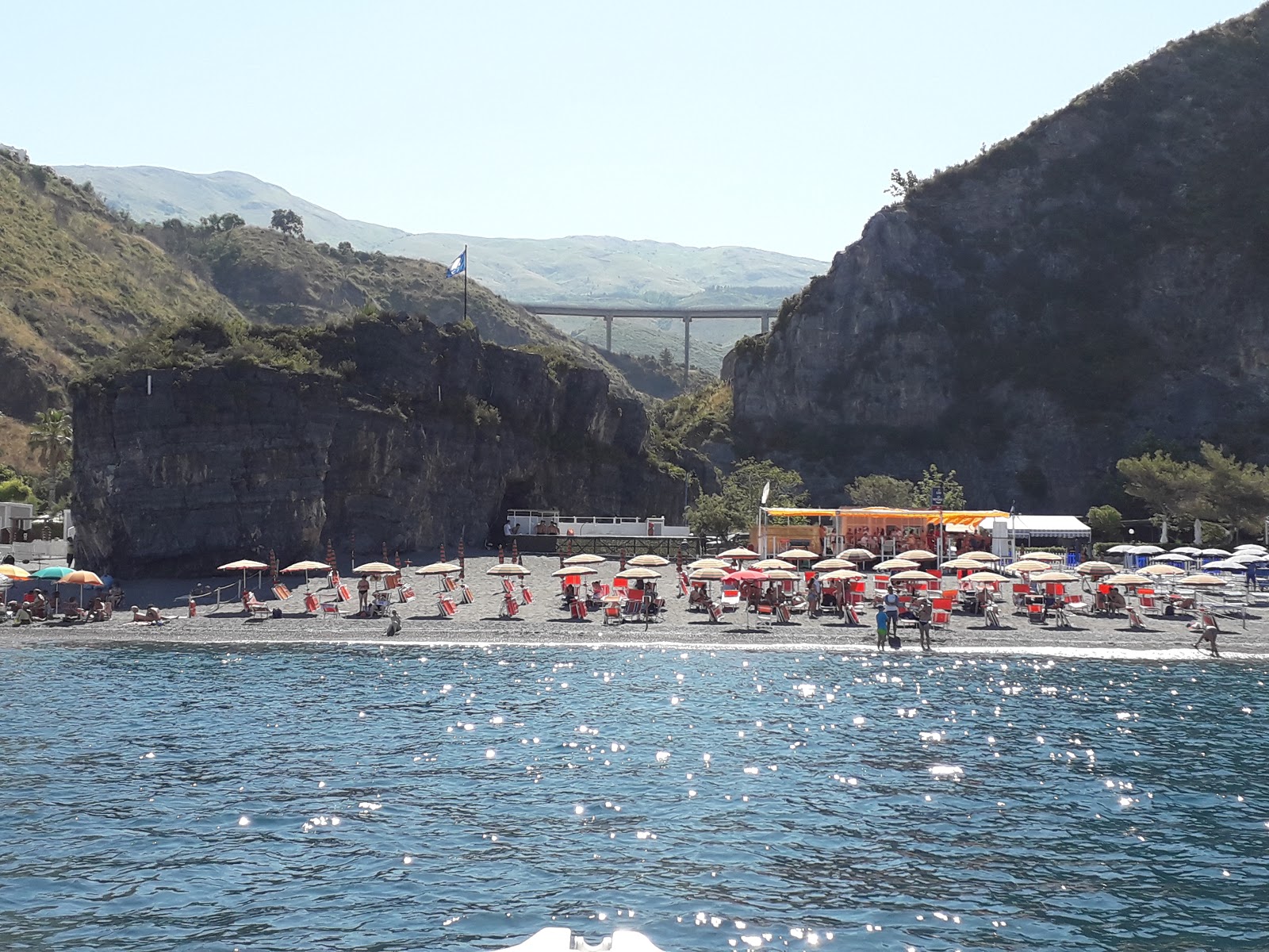 Valokuva Spiaggia San Nicola Arcellaista. ranta lomakeskusalue