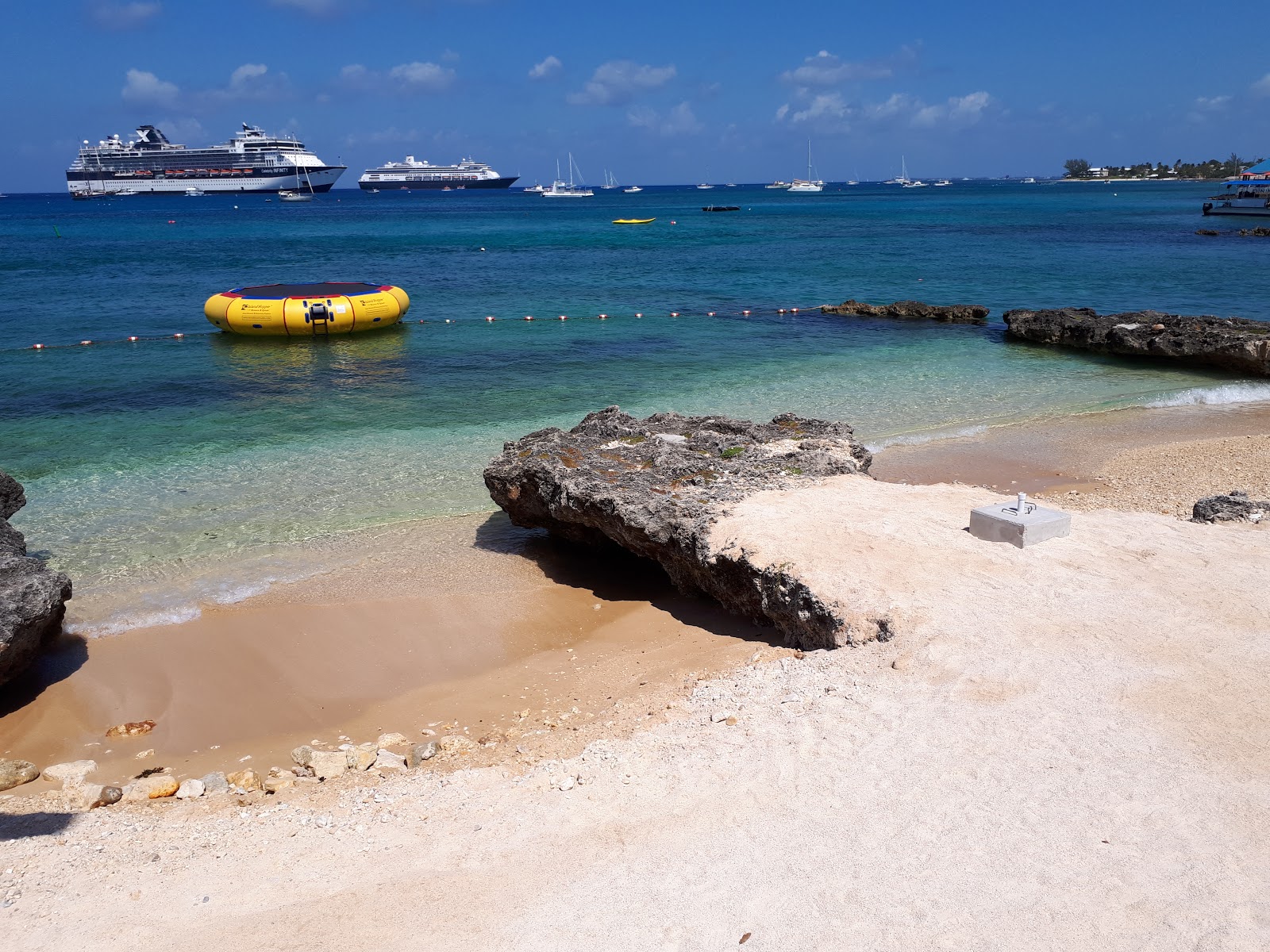 Photo de Hog Sty beach avec l'eau cristalline de surface