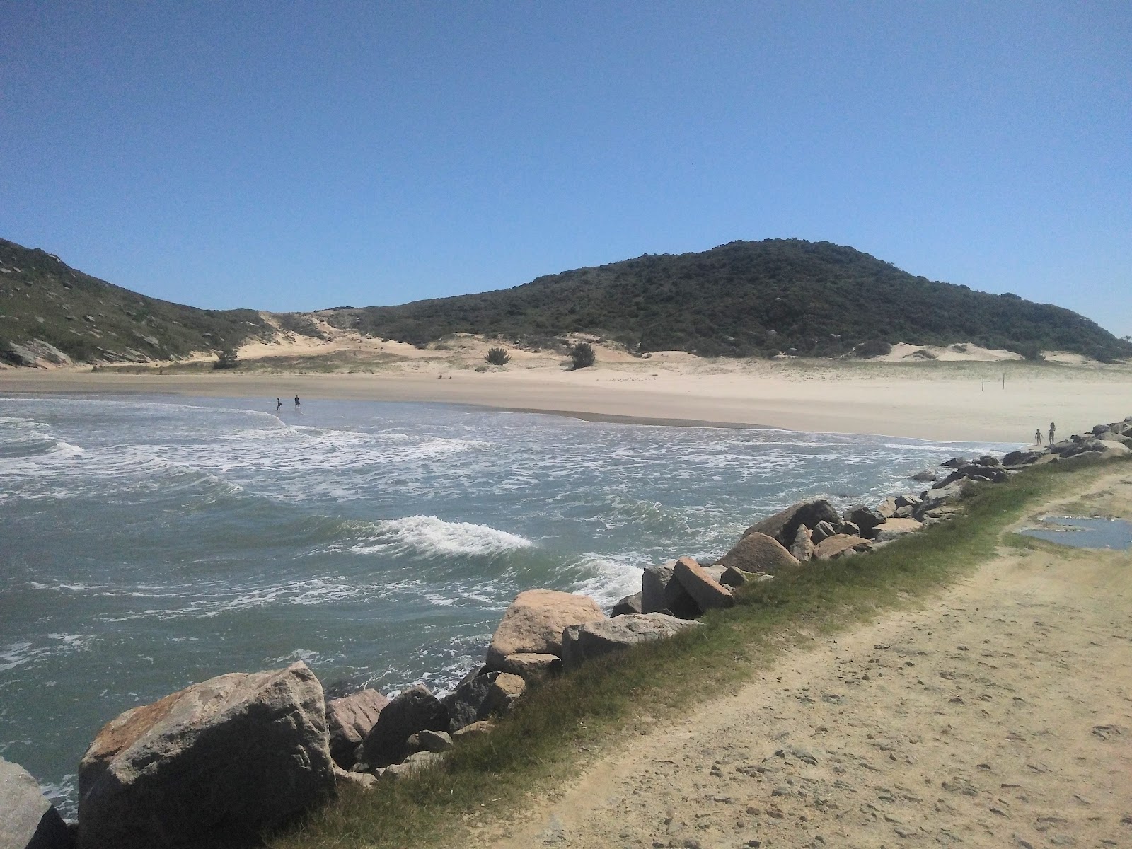 Photo de Praia do Tamborete avec moyenne baie