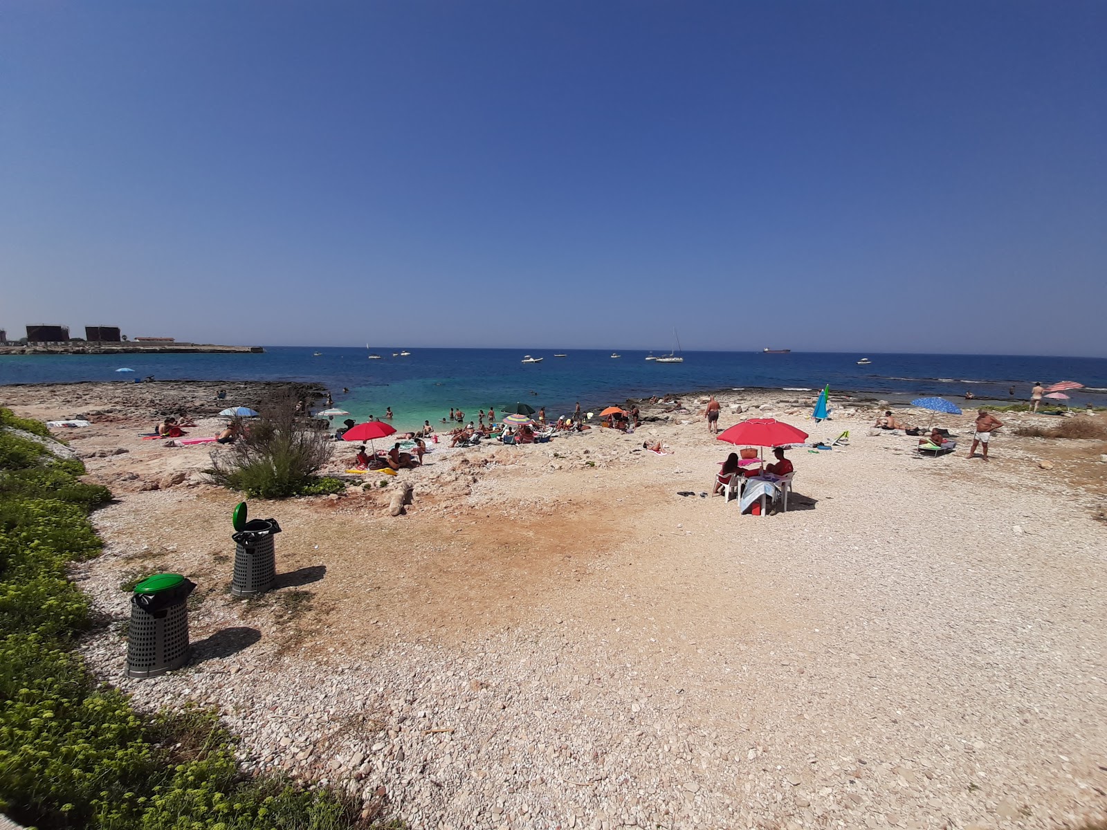Fotografija Spiaggia di Calette del Clio z modra čista voda površino