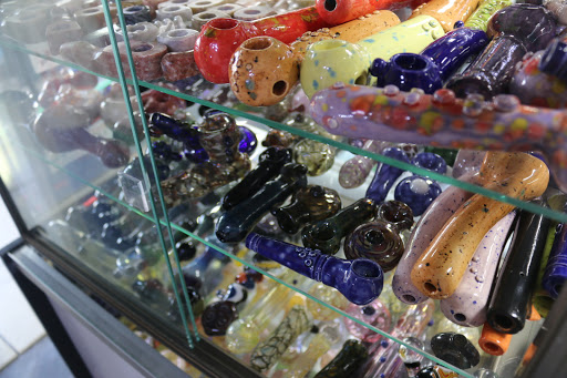 Tobacco Shop «The Hub Smoke Shop & Gifts», reviews and photos, 6410 N Oak Trafficway, Kansas City, MO 64118, USA