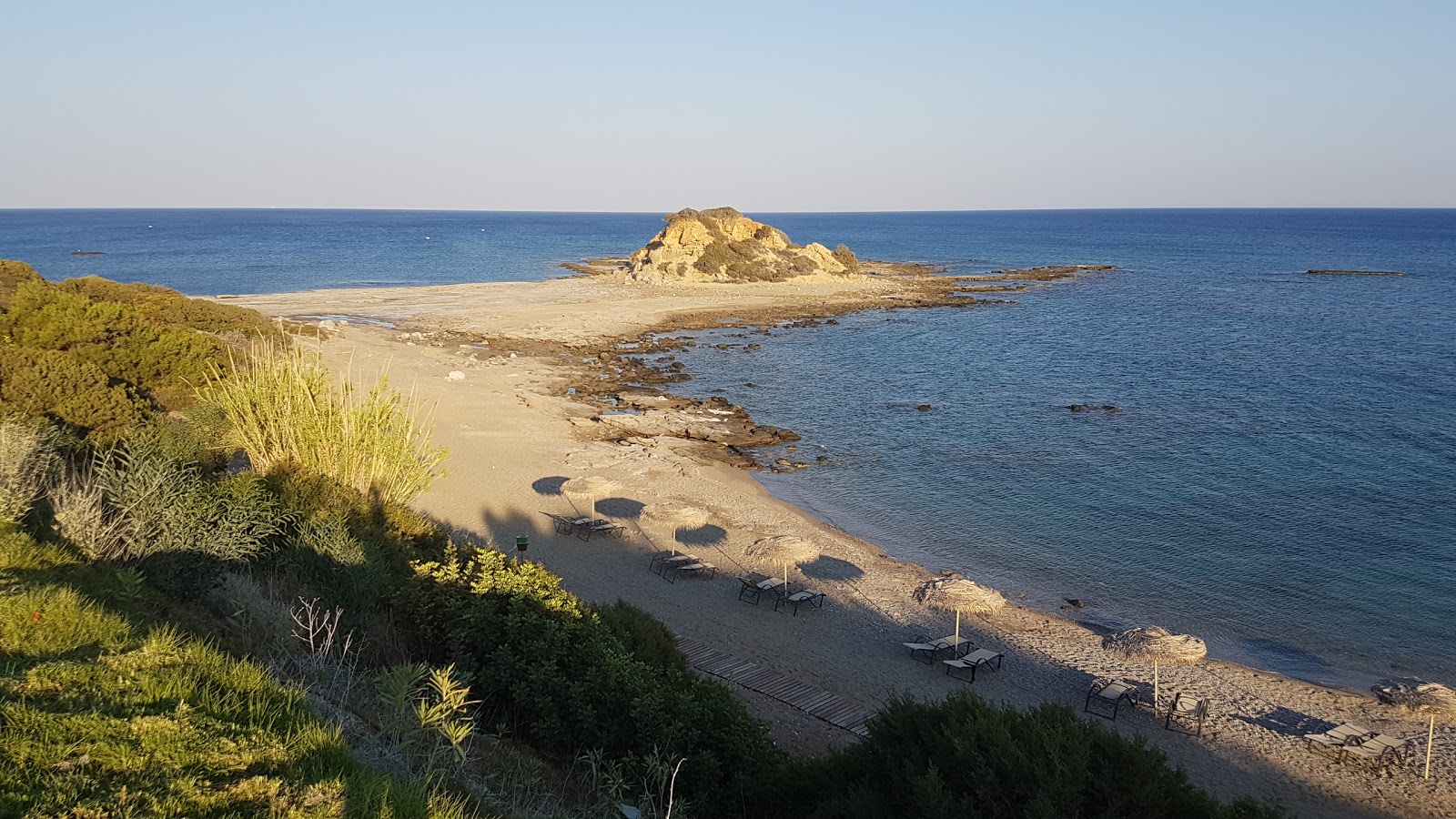 Φωτογραφία του Watersportcenter Kiotari II με μπεζ άμμος και βράχοι επιφάνεια