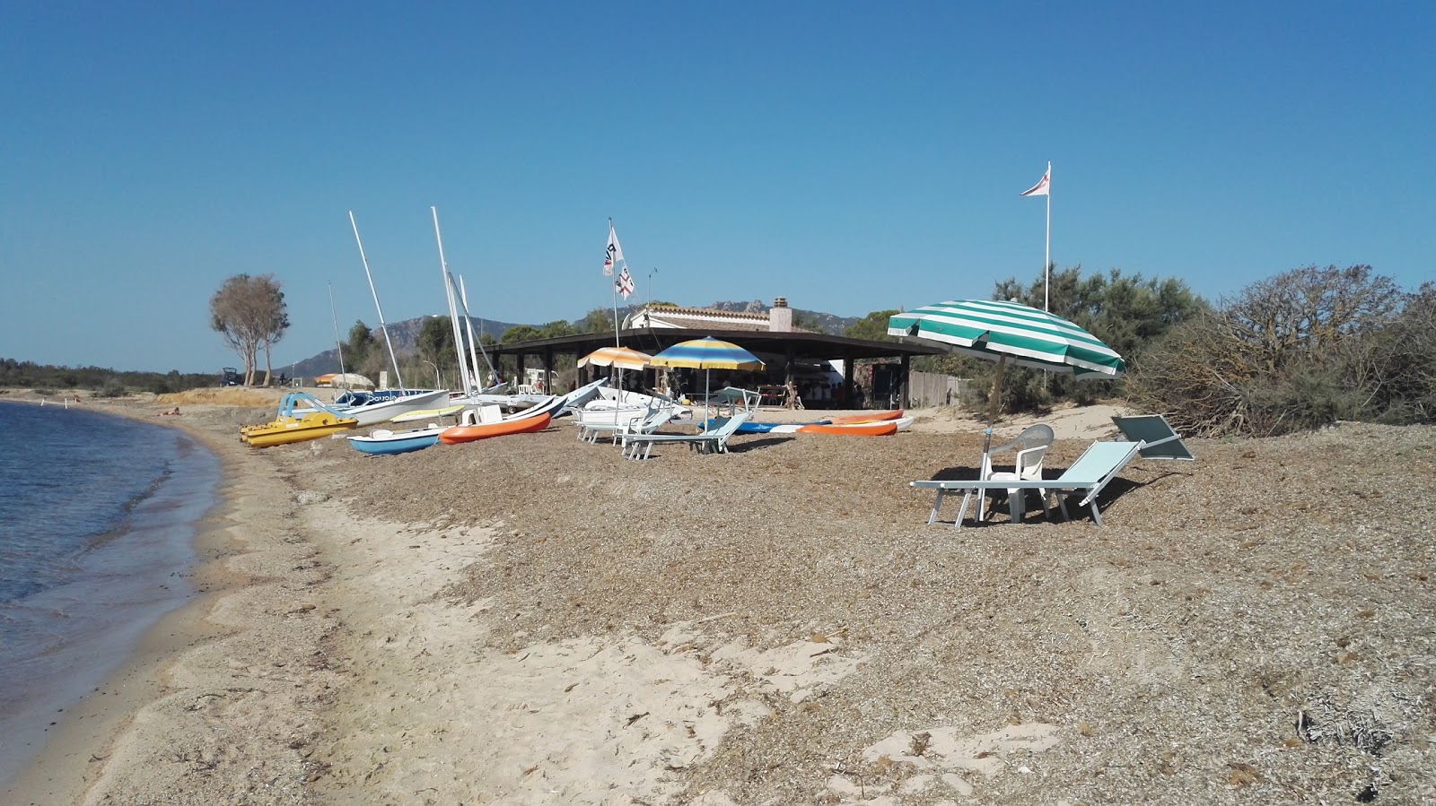 Spiaggia di Nora II'in fotoğrafı mavi sular yüzey ile