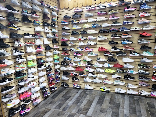 Shoe Store «Outlet Shoes & Rugs», reviews and photos, 221 E Ledbetter Dr, Dallas, TX 75216, USA