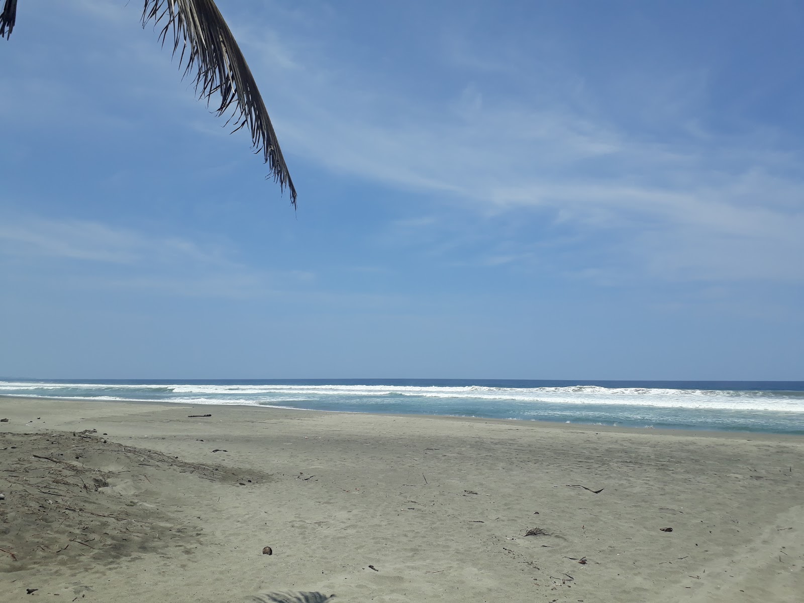 Photo de Playa La Placita avec l'eau cristalline de surface