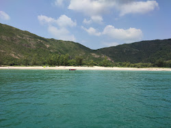 Fotografie cu Long Ke Wan Beach înconjurat de munți