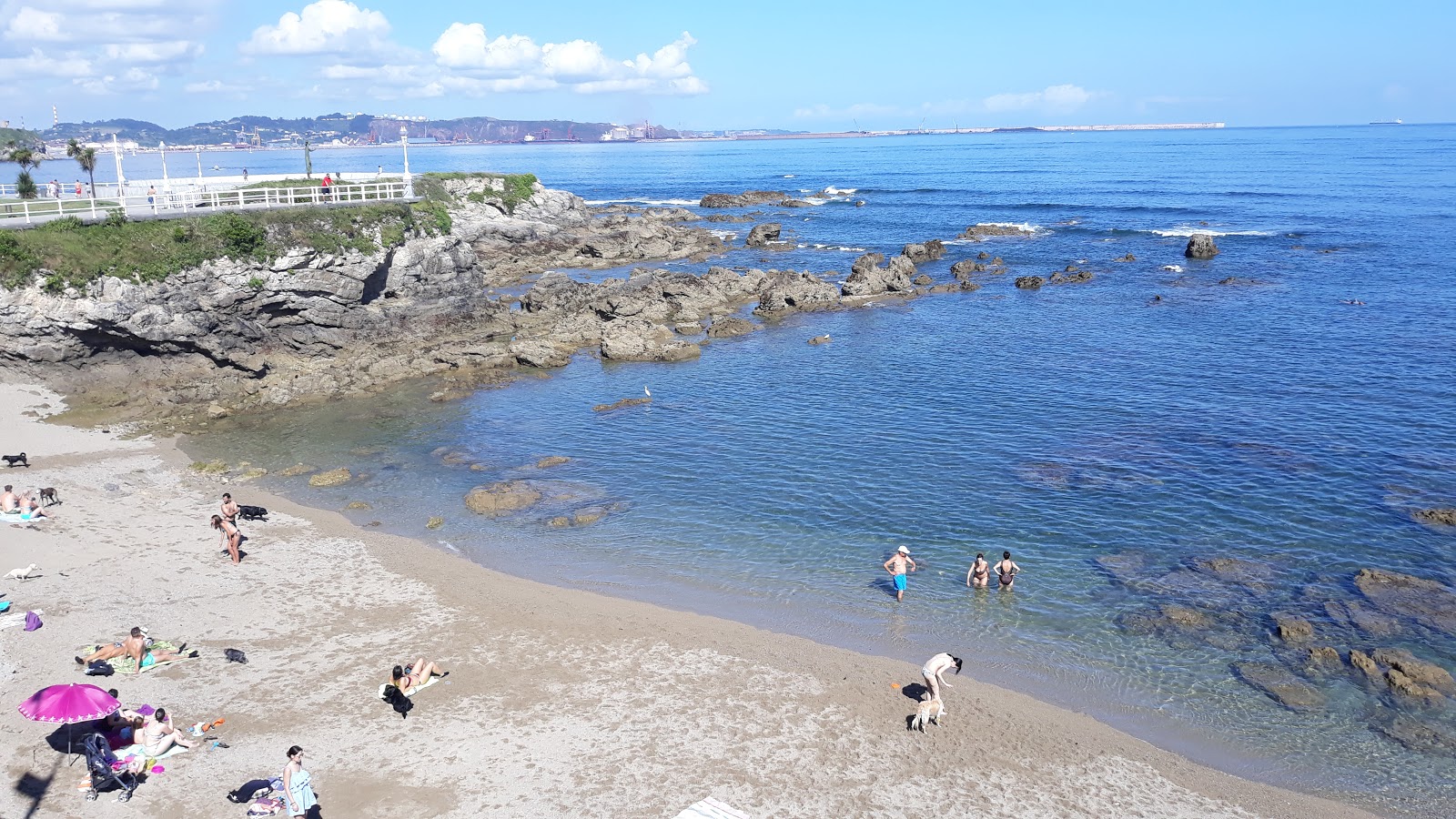 Foto von Playa del Cervigon mit geräumige küstenlinie