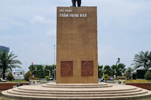 Tran Hung Dao Statue image