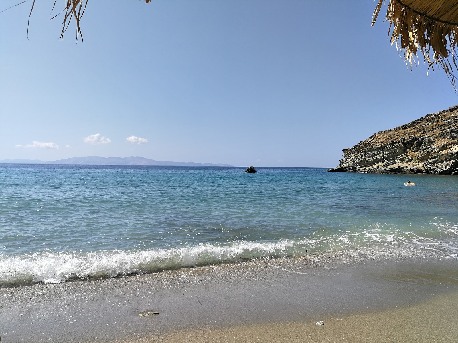 Foto van Kalivia, Tinos met kleine baaien