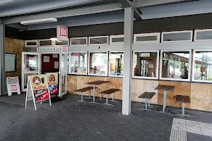 Bahnhofs Kiosk und Fahrkartenverkauf image